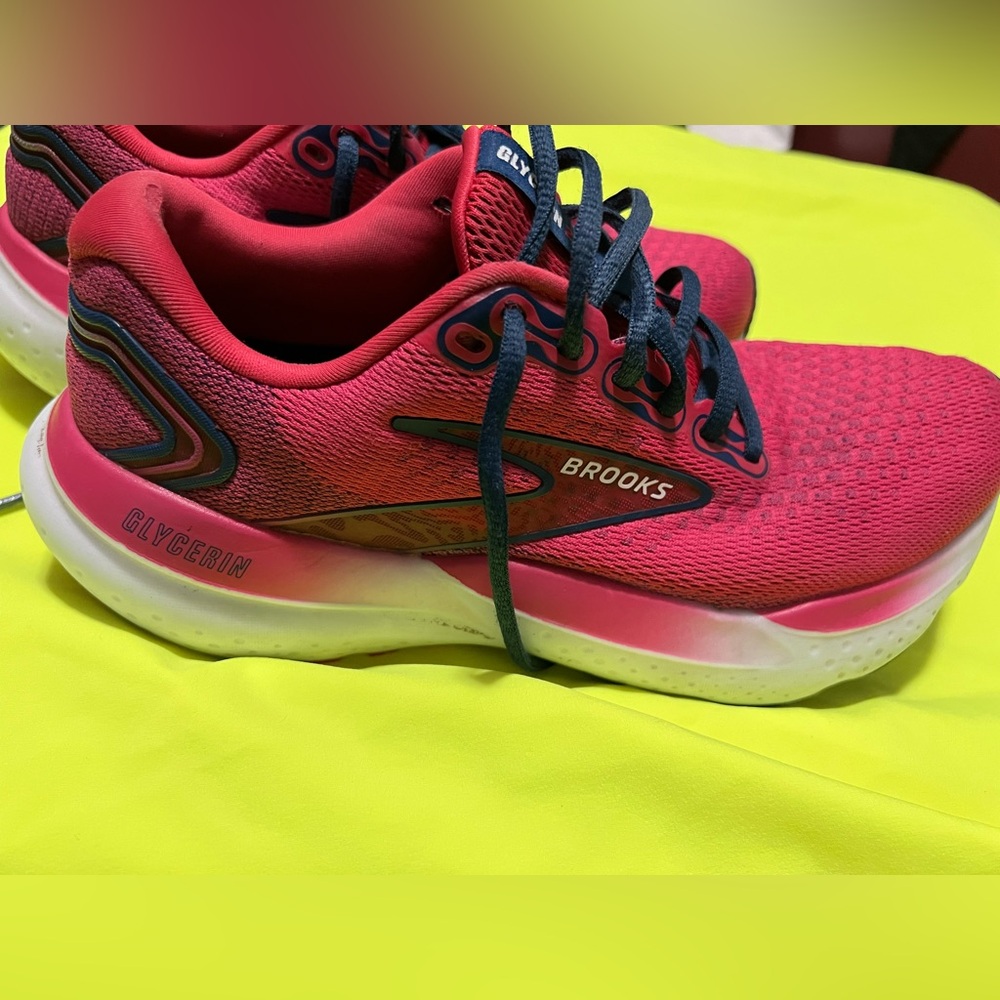 Brooks Glycerin 21 Women's Athletic sneakers. Pink w Navy soft shoes Size 8
